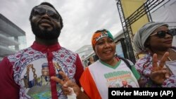 Des partisans de l'ancien président de la Côte d'Ivoire, Laurent Gbagbo, se rassemblent à l'aéroport international de Bruxelles, jeudi 17 juin 2021.