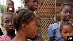 De jeunes filles sur la rue à Conakry, 19 janvier 2015. (AP Photo/Youssouf Bah, File)