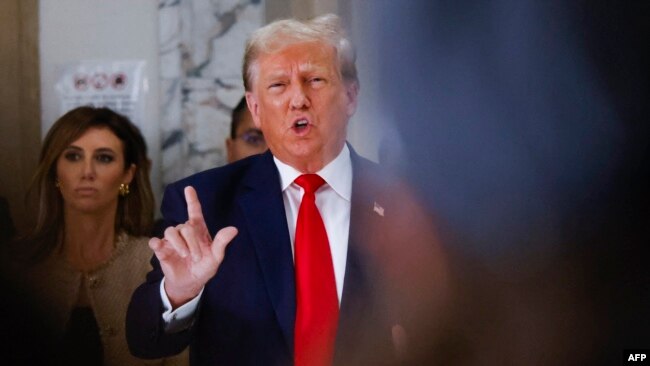 El expresidente estadounidense Donald Trump habla con los medios de comunicación durante el tercer día de su juicio por fraude civil en Nueva York, EEUU, el 4 de octubre de 2023.