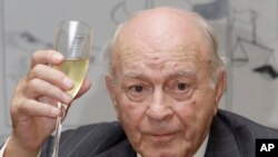 En gran parte gracias al trabajo de Di Stéfano, el club Real Madrid fue elegido como "Mejor equipo del siglo XX".