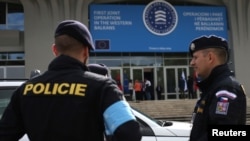 Anggota Badan Penjaga Perbatasan dan Pantai Eropa (FRONTEX) berdiri di depan kendaraan mereka sebelum memulai misi di perbatasan Albania-Yunani, di Tirana, Albania, 21 Mei 2019. (Foto: dok).