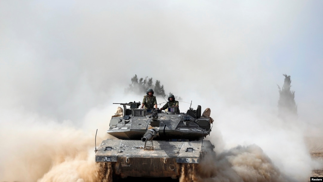 Tentara Israel siaga di perbatasan dengan Jalur Gaza Selatan, Palestina (7/7). 