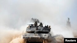 Tentara Israel siaga di perbatasan dengan Jalur Gaza Selatan, Palestina (7/7). 