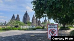 Tanda larangan berkerumun dipasang di gerbang masuk Candi Prambanan. (Foto: Dispar DIY)