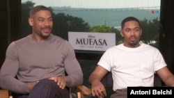 Los actores Aaron Pierre y Kelvin Harrison Jr., que forman parte del elenco de "Mufasa: The Lion King", durante una entrevista con la Voz de América en Miami, Florida. (Foto: Antoni Belchi / VOA)