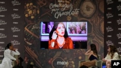 Las actrices mexicanas Ángeles Cruz, Irene Azuela y Ana Valeria Becerril, miran una transmisión en vivo de Salma Hayek durante una conferencia de prensa para promocionar su serie "Como agua para chocolate", en la Ciudad de México, el 29 de octubre de 2024.