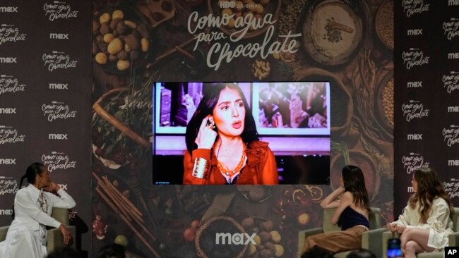 Las actrices mexicanas Ángeles Cruz, Irene Azuela y Ana Valeria Becerril, miran una transmisión en vivo de Salma Hayek durante una conferencia de prensa para promocionar su serie "Como agua para chocolate", en la Ciudad de México, el 29 de octubre de 2024.