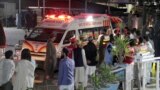 Spasioci dovoze žrtvu zemljotresa ambulantnim kolima u bolnicu u Said Šarifu, u dolini Svat, u Pakistanu, 21. marata 2023.