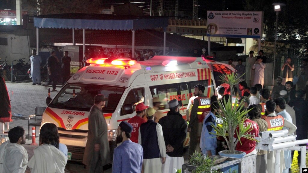 巴基斯坦救援人员将地震幸存者送入医院。（2023年3月21日）(photo:VOA)