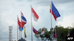 Bendera dari negara-negara anggota ASEAN berkibar di Bandar Seri Begawan, Brunei sejak 24 April 2013 (Foto: dok). Para utusan negara dari kawasan Asia Pasifik dan kawasan lain menghadiri pertemuan keamanan kawasan yang akan digelar di Brunei, 2 Juli 2013.