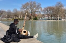 Paris musician Mamadou Traore has been out of work for months. He manages to make ends meet with French unemployment and part-time work teaching music to children. (Lisa Bryant/VOA)