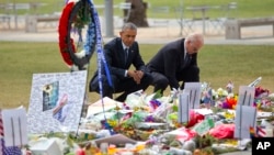 Presiden AS Barack Obama (kiri) dan Wapres Joe Biden mengunjungi lokasi yang dijadikan peringatan bagi korban penembakan di Orlando, Florida, Kamis (16/6).