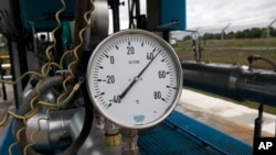 Alat penunjuk tekanan gas di stasiun kompresor dekat desa Kovalivka, Poltava di Ukraina. (Foto: Dok)