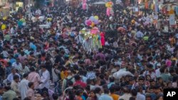 Una multitud de personas abarrota un mercado durante los preparativos para la fiesta de Diwali, en Mumbai, India, el 5 de noviembre de 2023.