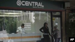 Las autoridades indicaron en un comunicado, que entregaron la semana pasada a los bancos, que con esta medida se busca atender la "emergencia planteada por las amenazas y recientes sanciones" de Estados Unidos.