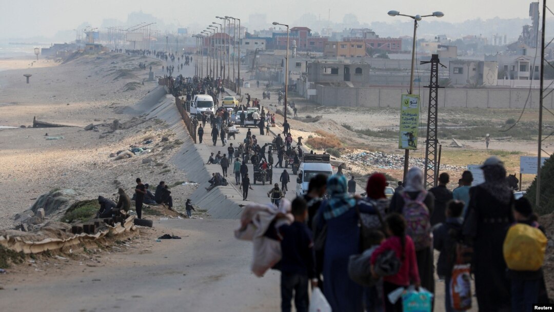Sejumlah warga Palestina berusaha kembali ke rumah mereka di utara Gaza dengan berjalan melewati pos pemeriksaan Israel di wilayah Gaza tengah pada 15 April 2024. (Foto: Reuters/Ramadan Abed)