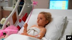 En esta foto proporcionada por el gobierno turco, la niña de tres años Elif Perincek descansa en su cama de hospital luego de ser rescatada entre los escombros 65 horas después de quedar sepultada por un terremoto de 6,6 en la escala de Richter.