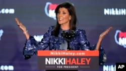 La candidata presidencial republicana y ex embajadora ante la ONU, Nikki Haley, habla en un mitin nocturno tras conocerse las proyecciones de las primarias de Nuevo Hampshire, en Concord, Nuevo Hampshire, el 23 de enero de 2024.