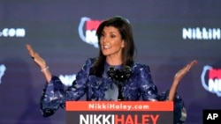 La candidata presidencial republicana y ex embajadora ante la ONU, Nikki Haley, habla en un mitin nocturno tras conocerse las proyecciones de las primarias de Nuevo Hampshire, en Concord, Nuevo Hampshire, el 23 de enero de 2024.