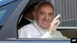 Le pape Francis salue le public à bord d’une voiture à la basilique Saint-Jean-de-Latran après une rencontre avec des paroissiens à Rome, 2 mars 2017. 