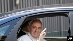 Pope Francis salutes as he leaves the St. John in Lateran Basilica after meeting parishioners in Rome, March 2, 2017. 