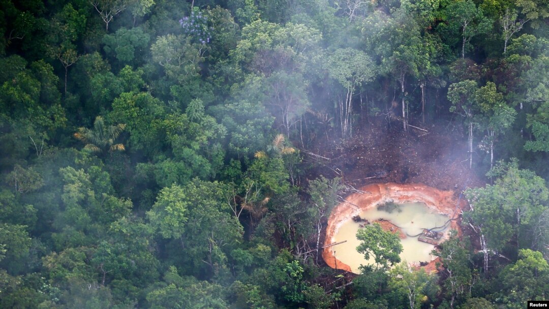 La vista aérea muestra un área minera de oro explotada al sur de venezuela, donde los trabajadores aspiran a encontrar material suficiente que los haga salir de la pobreza.