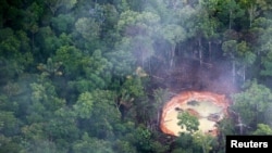 La vista aérea muestra un área minera de oro explotada al sur de venezuela, donde los trabajadores aspiran a encontrar material suficiente que los haga salir de la pobreza.