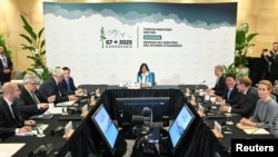 아니타 아난드 캐나다 외교장관이 2025년 11월 12일 캐나다 나이아가라온더레이크의 화이트 오크 리조트에서 열린 G7 외교장관 회의 중 '우크라이나 및 국방 협력' 세션을 주재하고 있다.