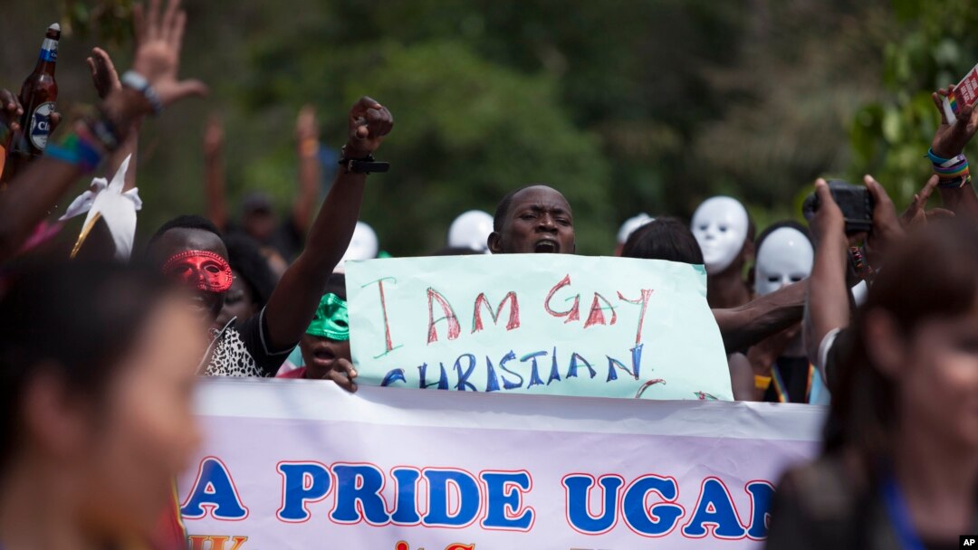 Bamwe mu bakundana bahuje ibitsina muri Uganda mu myiyerekano yo mu 2014