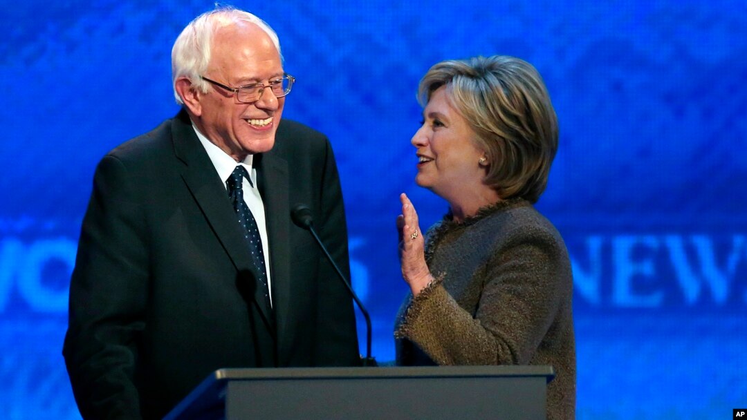 Hilari Klinton i Berni Senders u pauzi debate predsedničkih pretendenata Demokratske stranke u Nju Hempširu 19. decembra 2015.