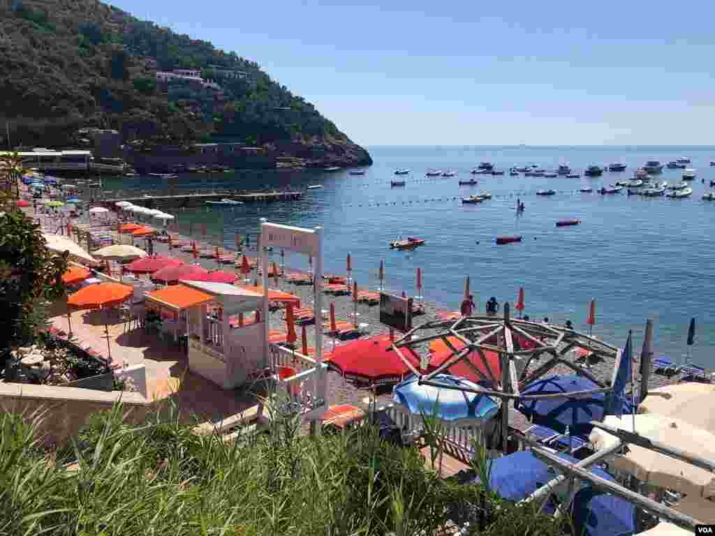 A beach at Marina de Cantone (Sabina Castelfranco/VOA)