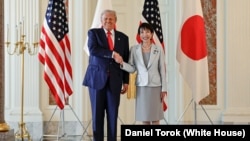 资料照片：日本首相高市早苗在东京迎宾馆赤坂离宫迎接唐纳德·特朗普总统。(2025年10月28日)