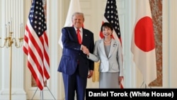 2025년 10월 28일, 도널드 트럼프 대통령이 일본 도쿄의 아카사카궁전에서 사나에 타카이치 일본 총리의 영접을 받고 있다 