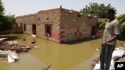 ARCHIVES - Un homme inspecte les dégâts causés par les inondations dans la ville d'Alkadro, à environ (20 km) au nord de Khartoum, au Soudan, le 5 septembre 2020.