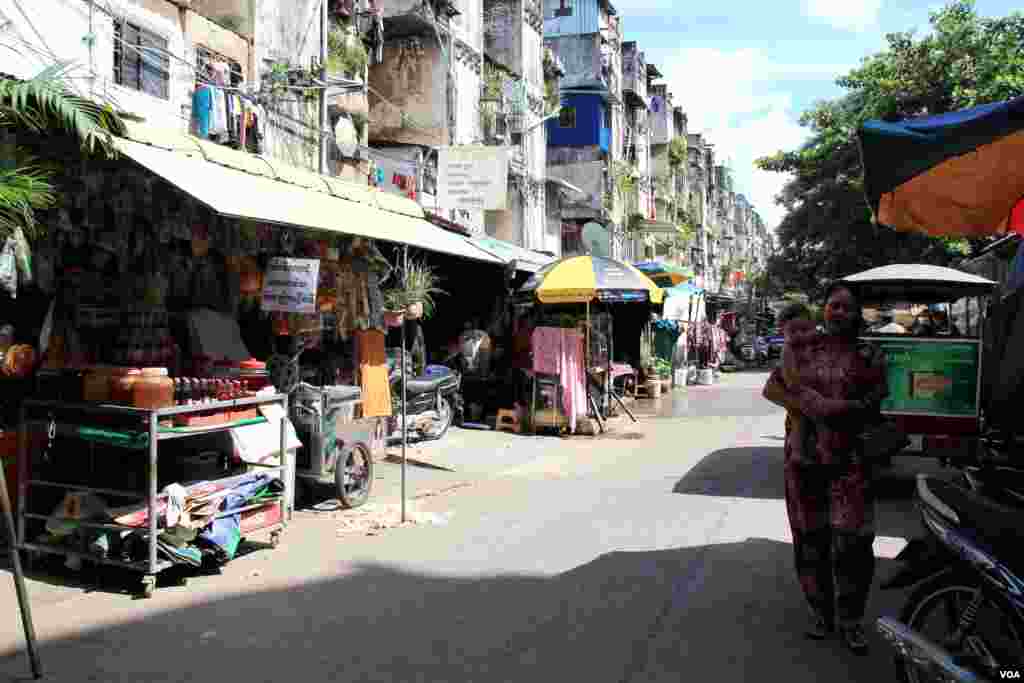 A general view of daily activities of residents at Phnom Penh&#39;s White Building on Friday, September 5, 2014. (Nov Povleakhena/VOA Khmer) 