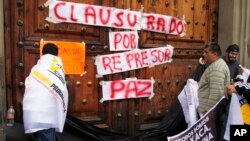 Manifestantes bloquearon la entrada al Ministerio de Educación Pública en Ciudad de México mientras el Secretario de Educación hablaba sobre los violentos enfrentamientos entre policías y manifestantes en Oaxaca. Junio 21 de 2016.