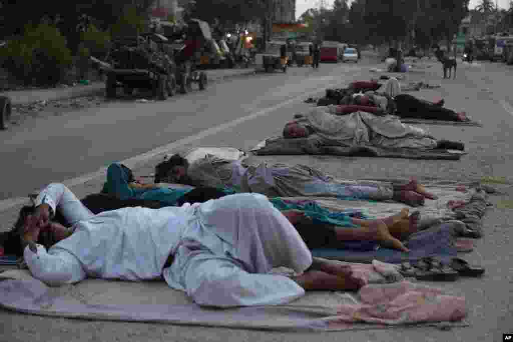 هوای بالای ۳۵ درجه سانتیگراد در شهر کراچی پاکستان این افراد را وادار به خوابیدن در بیرون از خانه کرده است. درحالی که نگرانی از شیوع کرونا در این کشور افزایش یافته است. 