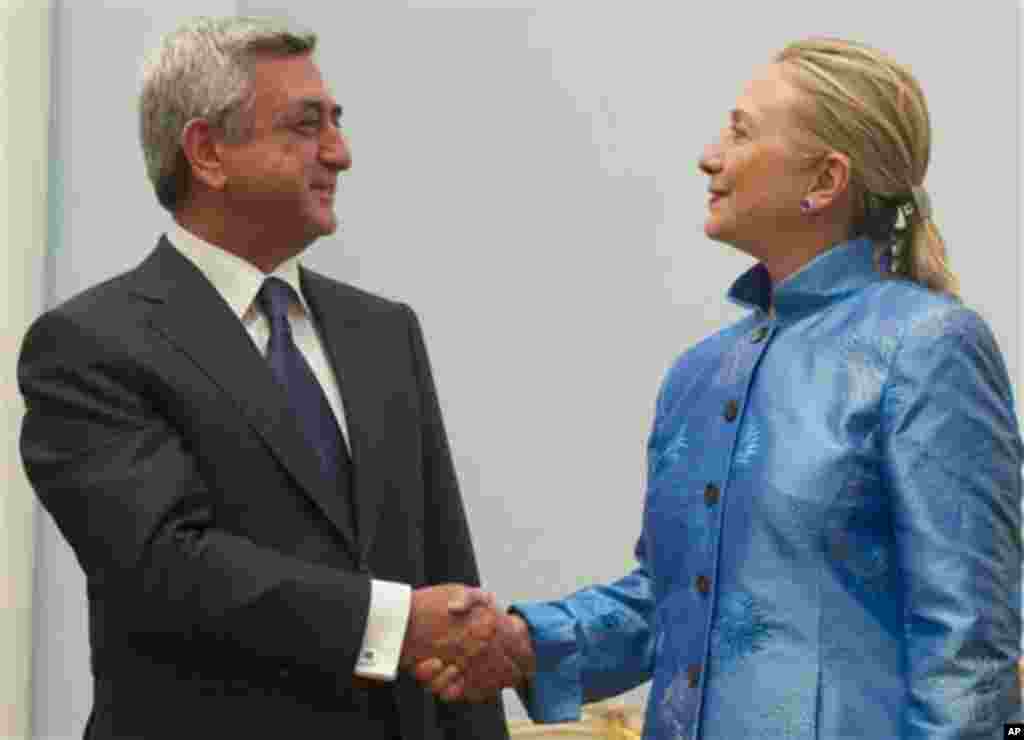 Armenian President Serzh Sarkisian shakes hands with US Secretary of State Hillary Clinton Monday June 4, 2012 before their meetings at the presidential palace in Yerevan. (AP Photo/ Saul Loeb, pool)