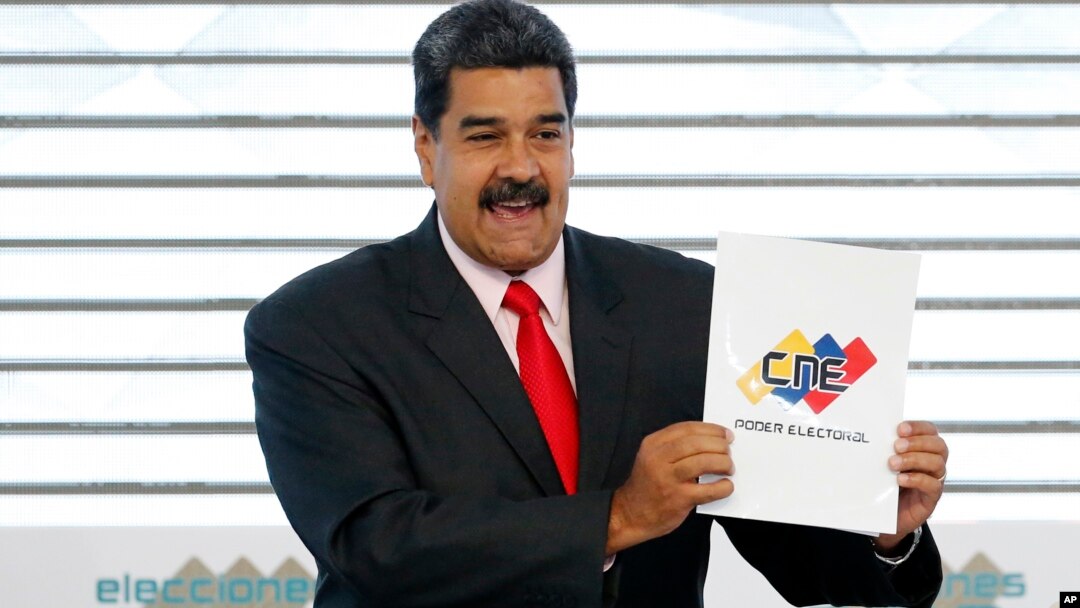 Arhova - Venecuelanski predsednik Nikolas Maduro drži sertifikat Nacionalnog izbornog saveta, koji ga proglašava za pobednika izbora tokom ceremonije u sedištu CNE u Karakasu, Venecuela, 22. maja 2018.