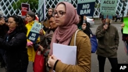 Des manifestants protestent contre le décret migratoire à Seatle, sur la côte ouest américaine, le 15 mai 2017.