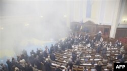 Bombë tymuese në parlamentin ukrainas
