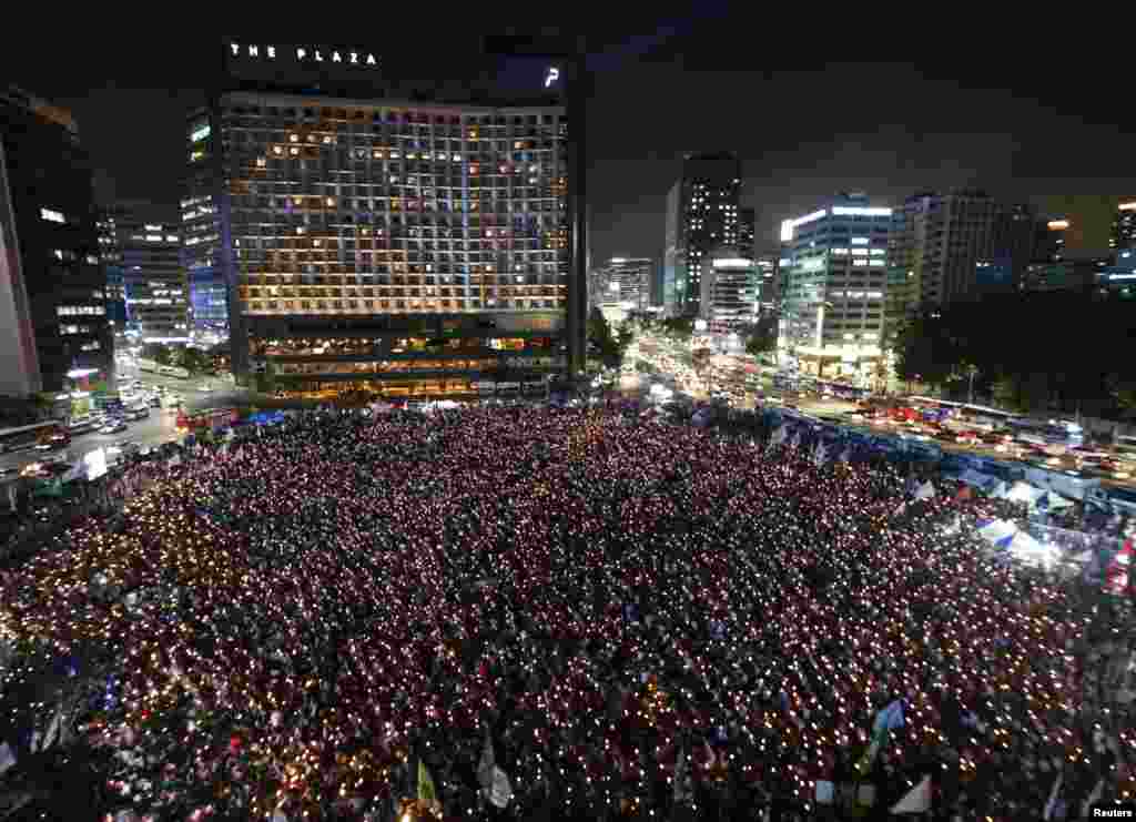 Dân Nam Triều Tiên đốt nến biểu tình qua đêm tại trung tâm Seoul để đòi Tổng thống Park Geun-Hye từ chức và đòi cải tổ cơ quan gián điệp. 