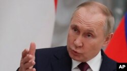 ប្រធានាធិបតី​រុស្ស៊ី លោក Vladimir Putin ថ្លែង​ទៅ​កាន់​អ្នក​សារព័ត៌មាន​ ក្នុង​អំឡុងពេល​ធ្វើ​សន្និសីទ​សារព័ត៌មាន​រួម​គ្នា​មួយ​ជាមួយ​នឹង​នាយករដ្ឋមន្ត្រី​ហុងគ្រី លោក Viktor Orban ទីក្រុង​មូស្គូ ប្រទេស​រុស្ស៊ី ថ្ងៃទី១ ខែកុម្ភៈ ឆ្នាំ២០២២។ (AP)