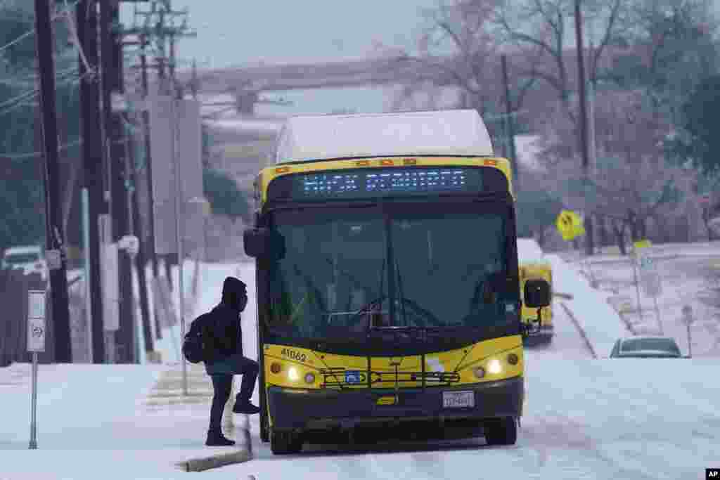 Un pasajero sube a un autobús durante una lluvia helada en Dallas.