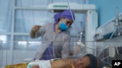 Seorang perawat merawat bayi di unit perawatan intensif neonatal rumah sakit bersalin Malalai di Kabul, Afghanistan, Kamis, 9 Desember 2021. (AP/ Petros Giannacouris)