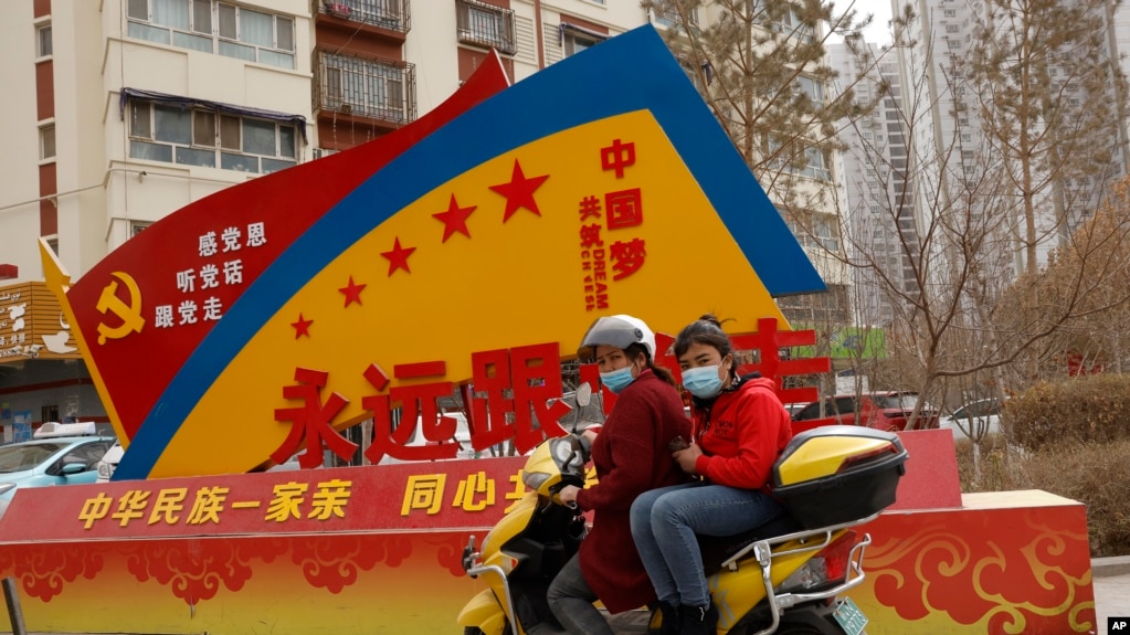 资料照：新疆阿克苏街头的中共宣传标语：中国梦、感党恩、听党话、跟党走、中华一家亲。 (2021年3月19日)(photo:VOA)