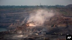 Penambangan batu bara di tambang terbuka dekat Dhanbad, di negara bagian Jharkhand, India timur, Jumat, 24 September 2021. (AP)