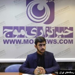 مهرشاد سهیلی مقابل تابلوی تبلیغاتی «خبرگزاری موج»