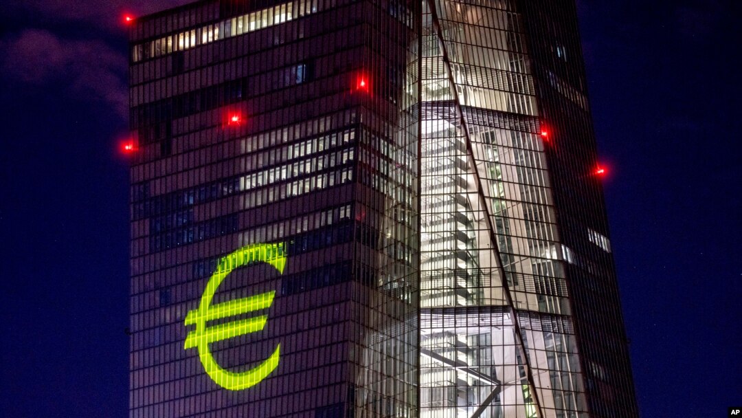 ARCHIVO - Una instalación de luz se proyecta en el edificio del Banco Central Europeo durante un ensayo en Fráncfort, Alemania, el 30 de diciembre de 2021. (Foto AP/Michael Probst, Archivo)