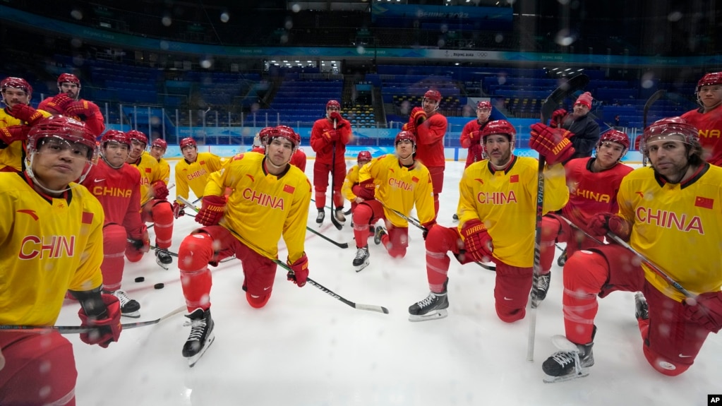 参加北京冬奥会的中国冰球队运动员在赛前练习时倾听教练讲话。（2022年1月30日）(photo:VOA)